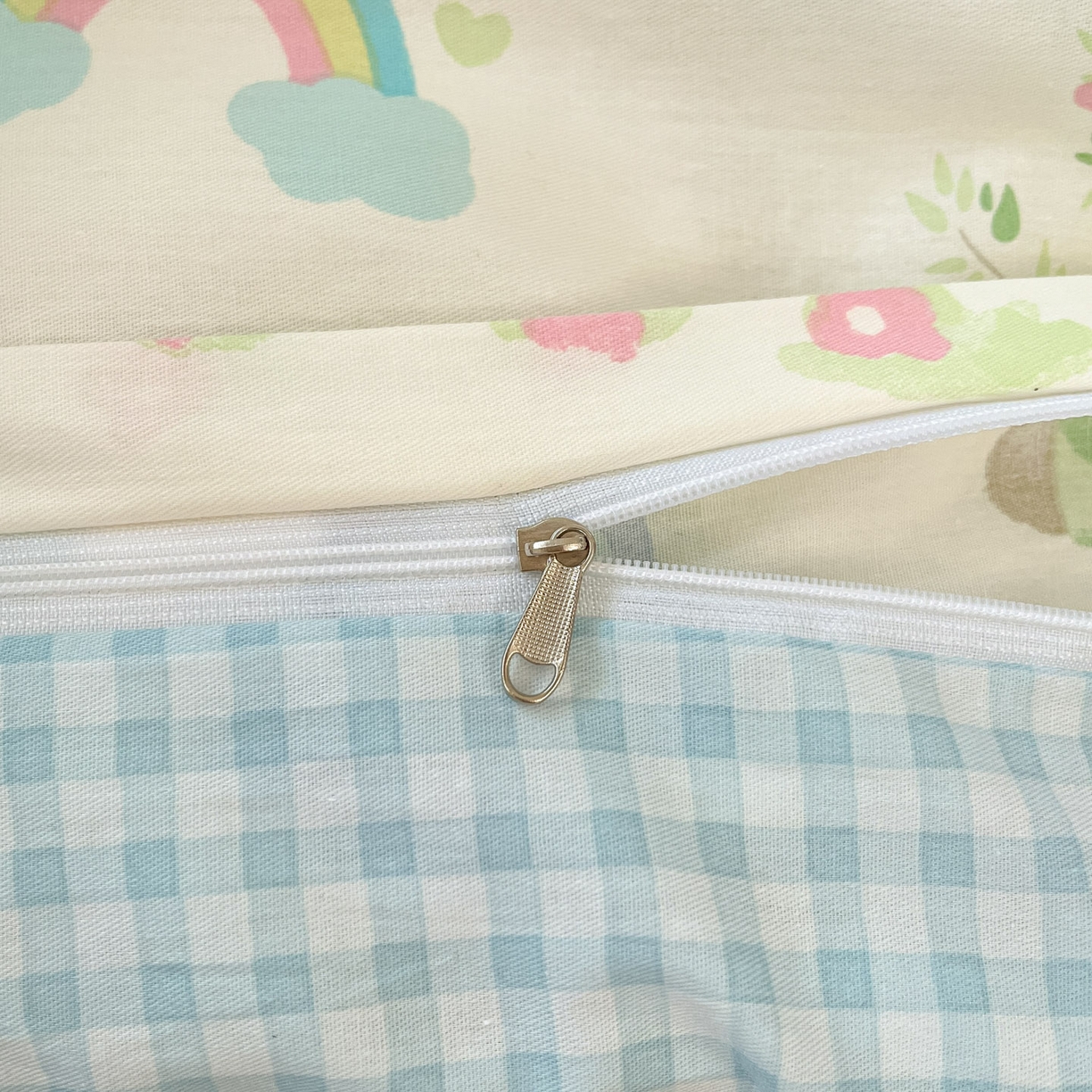 91家纺网 家纺一手货源 找家纺 睡美美家纺 2026新款全棉纯棉斜纹印花喷气小清新四季款学生三件套四件套 妙趣乐园