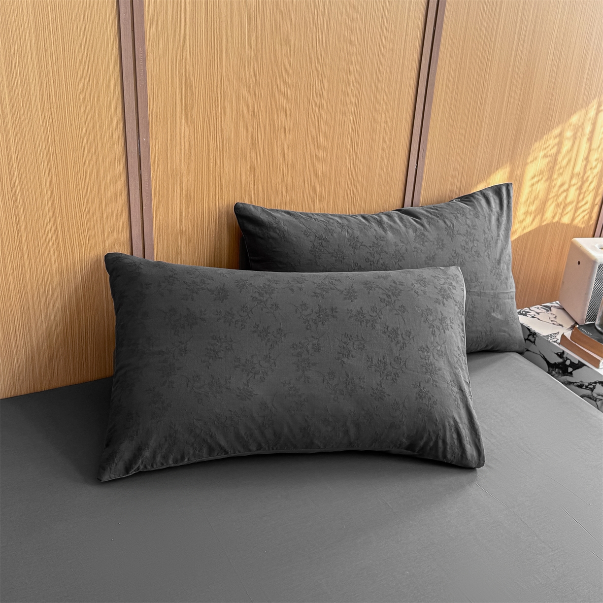 91家纺网 家纺一手货源 找家纺 灰鲸 2026新款全棉纯棉三层纱色织提花四件套 花影-素墨