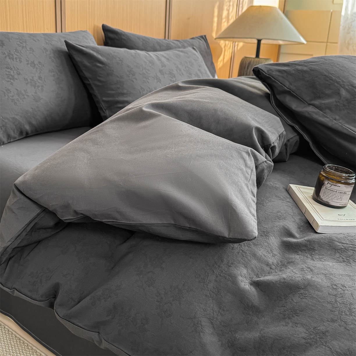 91家纺网 家纺一手货源 找家纺 灰鲸 2026新款全棉纯棉三层纱色织提花四件套 花影-素墨