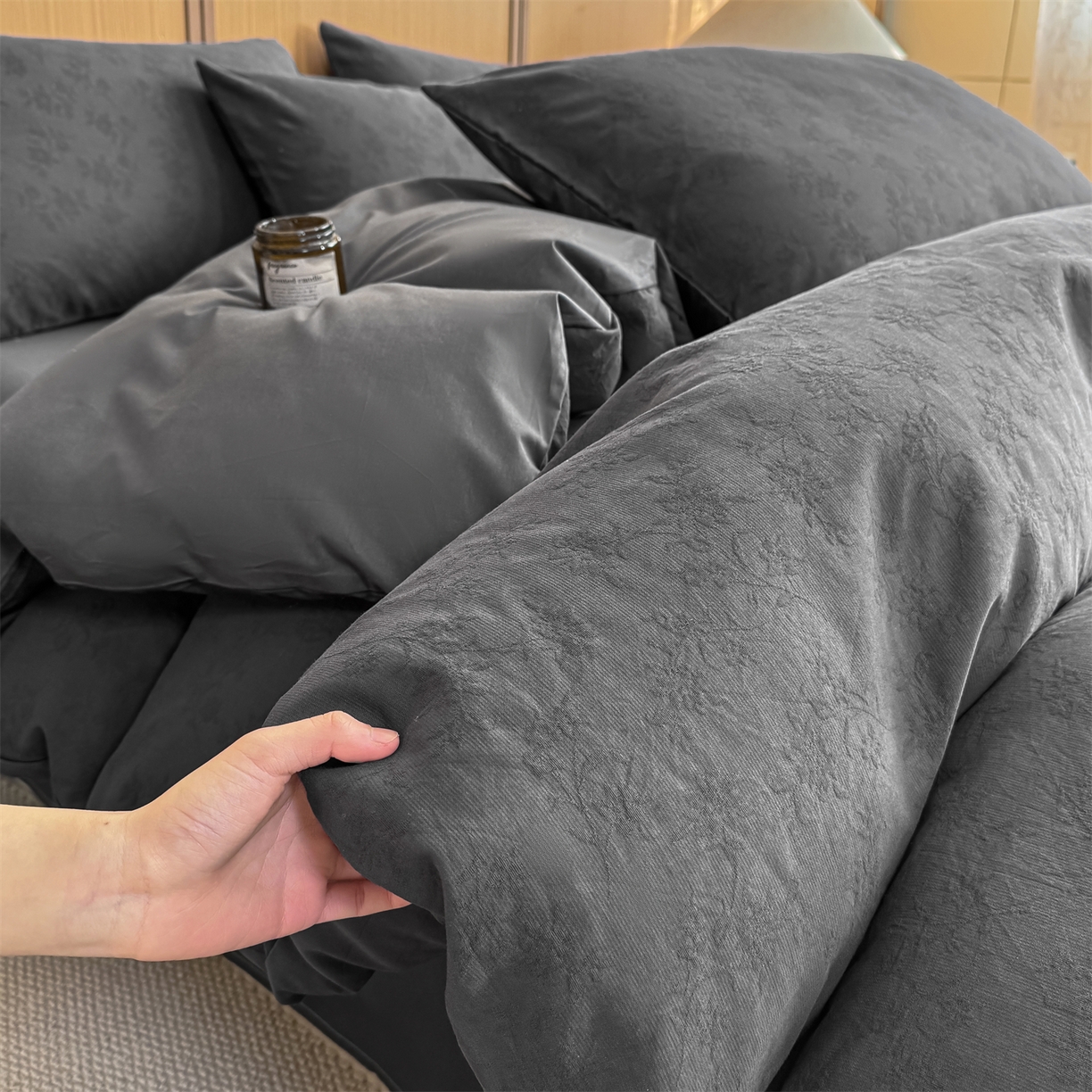 91家纺网 家纺一手货源 找家纺 灰鲸 2026新款全棉纯棉三层纱色织提花四件套 花影-素墨