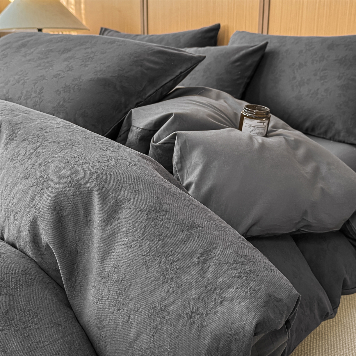 91家纺网 家纺一手货源 找家纺 灰鲸 2026新款全棉纯棉三层纱色织提花四件套 花影-素墨