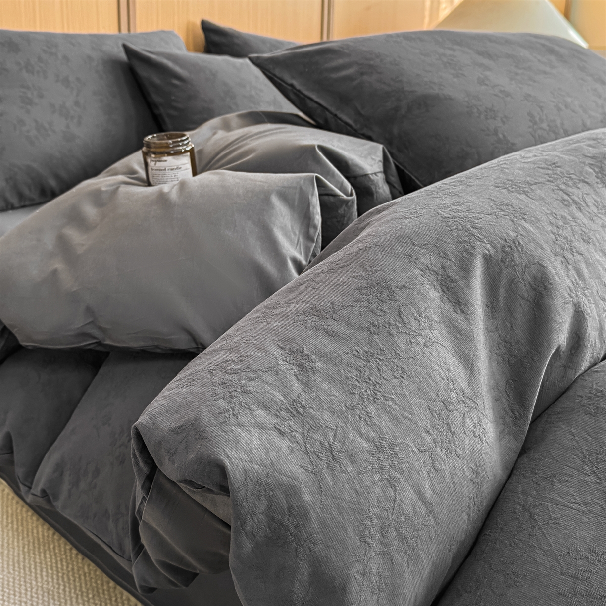 91家纺网 家纺一手货源 找家纺 灰鲸 2026新款全棉纯棉三层纱色织提花四件套 花影-素墨