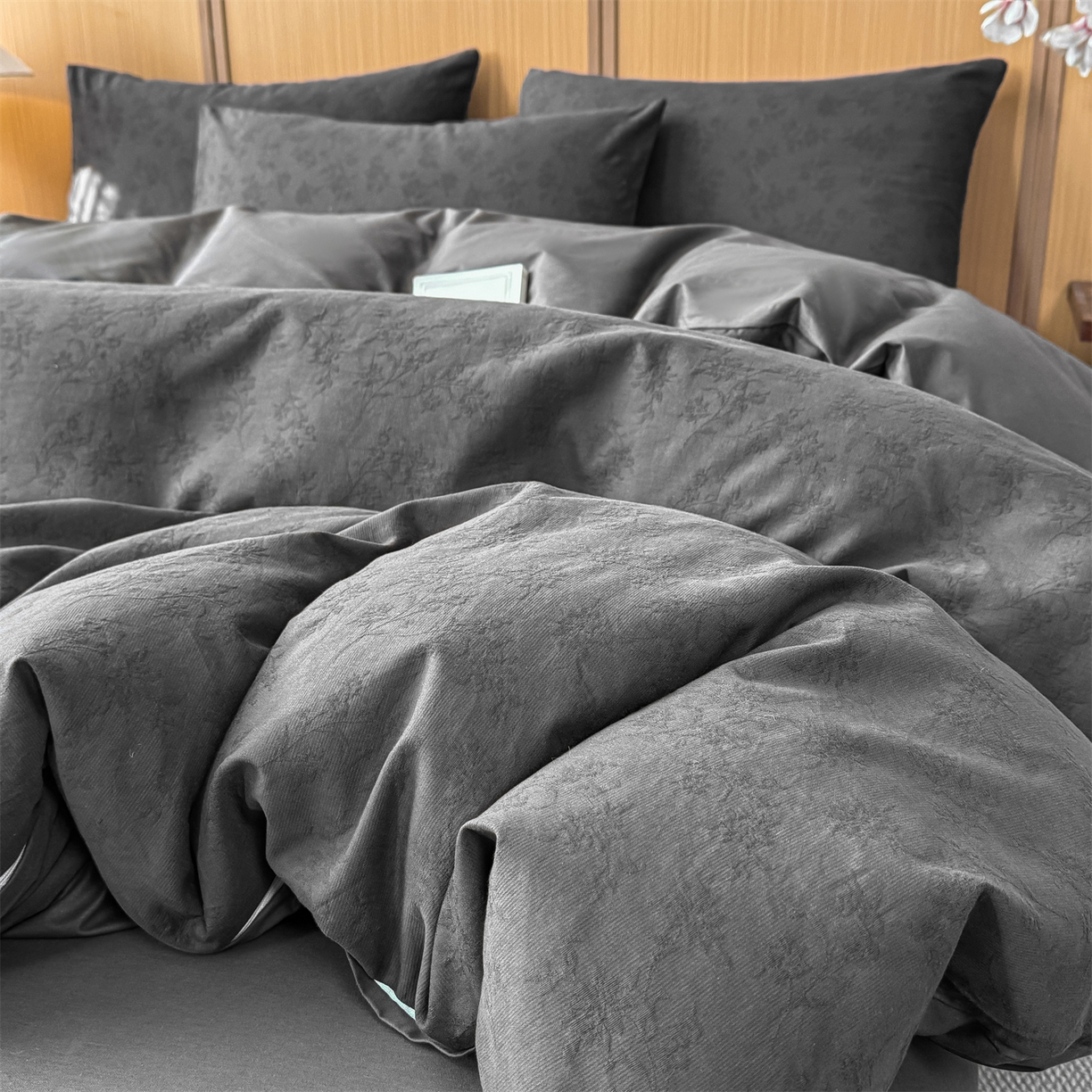 91家纺网 家纺一手货源 找家纺 灰鲸 2026新款全棉纯棉三层纱色织提花四件套 花影-素墨