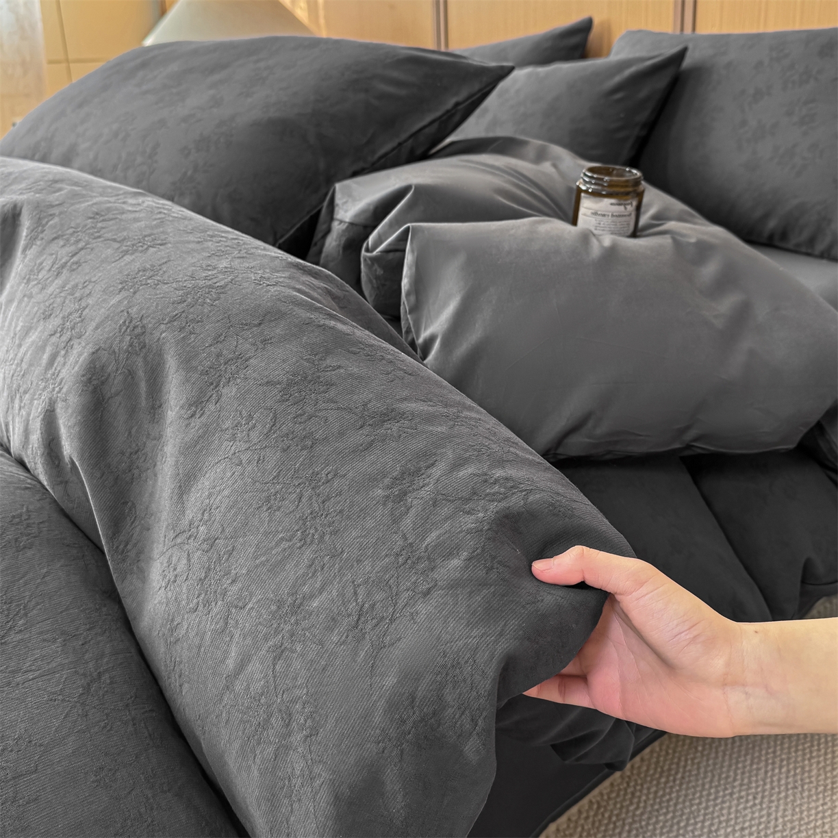 91家纺网 家纺一手货源 找家纺 灰鲸 2026新款全棉纯棉三层纱色织提花四件套 花影-素墨