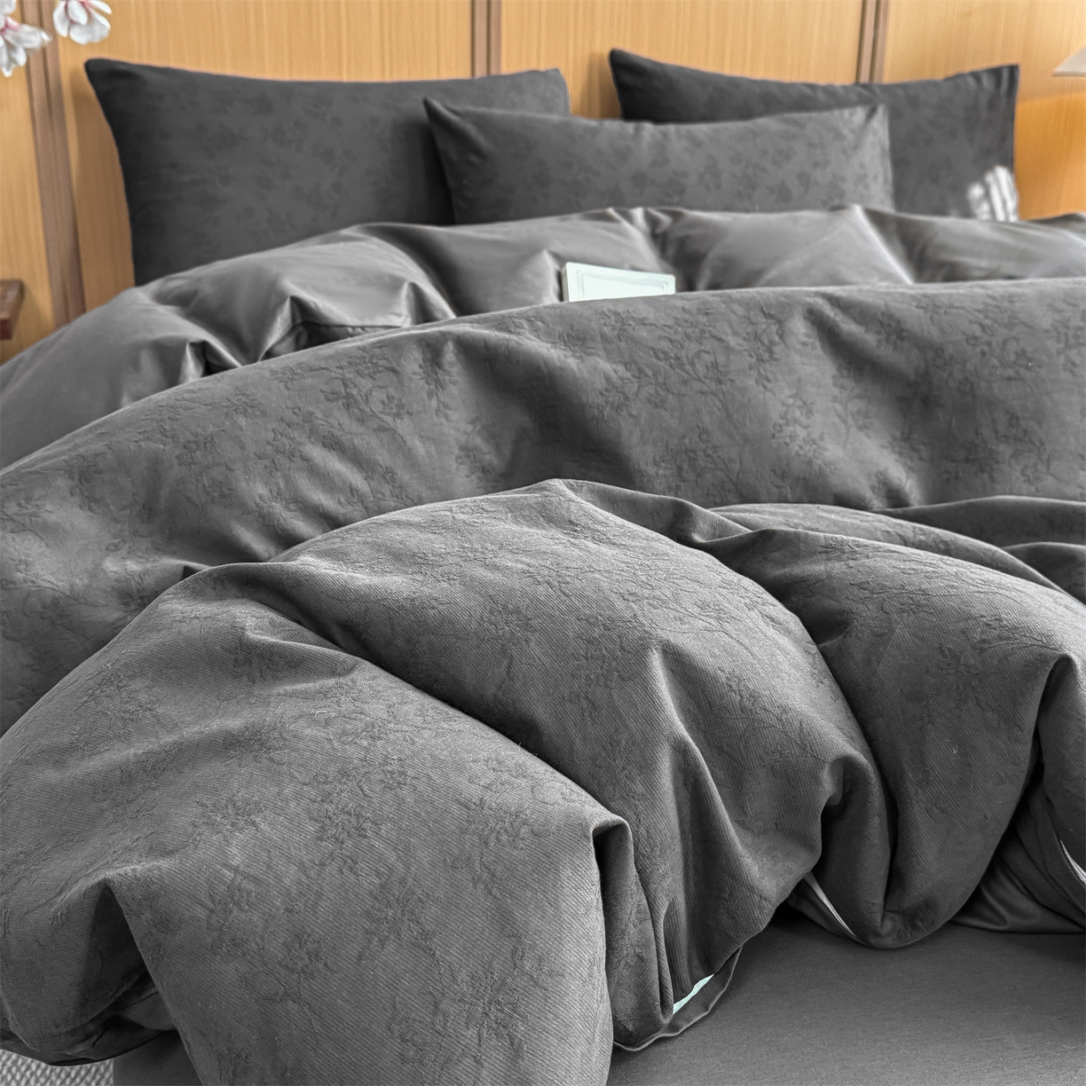 91家纺网 家纺一手货源 找家纺 灰鲸 2026新款全棉纯棉三层纱色织提花四件套 花影-素墨