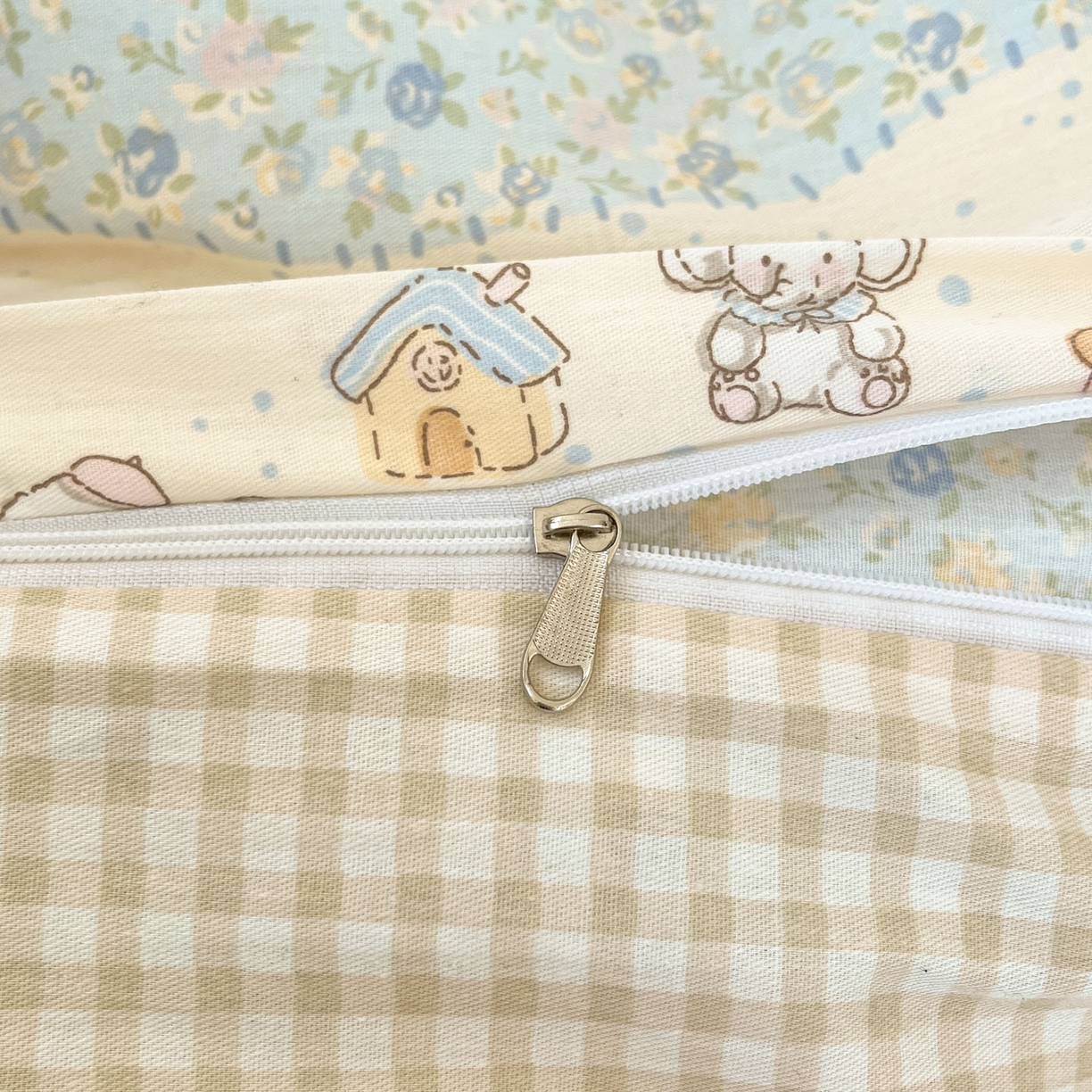 91家纺网 家纺一手货源 找家纺 睡美美家纺 2026新款全棉纯棉斜纹印花喷气小清新四季款学生三件套四件套 三小只