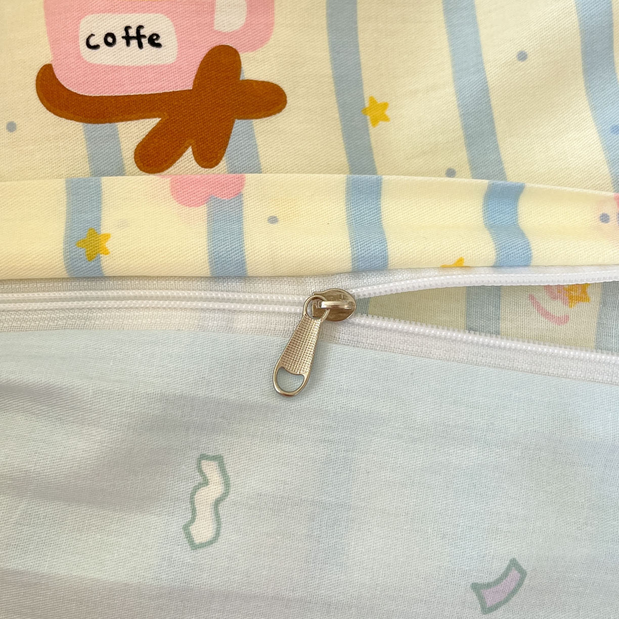 91家纺网 家纺一手货源 找家纺 睡美美家纺 2026新款全棉纯棉斜纹印花喷气小清新四季款学生三件套四件套 生日派企鹅