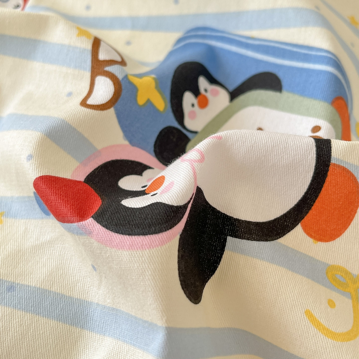 91家纺网 家纺一手货源 找家纺 睡美美家纺 2026新款全棉纯棉斜纹印花喷气小清新四季款学生三件套四件套 生日派企鹅