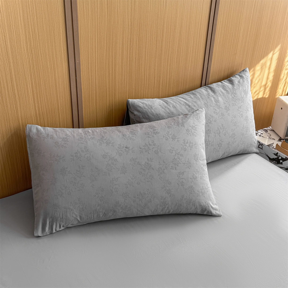 91家纺网 家纺一手货源 找家纺 灰鲸 2026新款全棉纯棉三层纱色织提花四件套 花影-雾灰