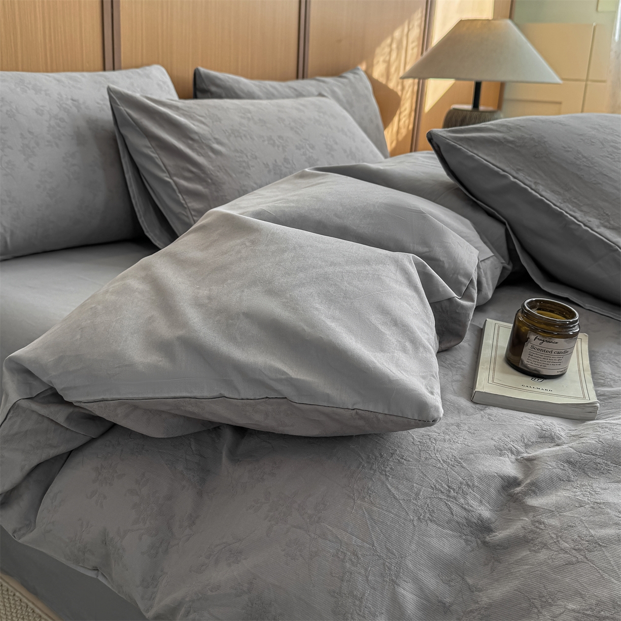 91家纺网 家纺一手货源 找家纺 灰鲸 2026新款全棉纯棉三层纱色织提花四件套 花影-雾灰