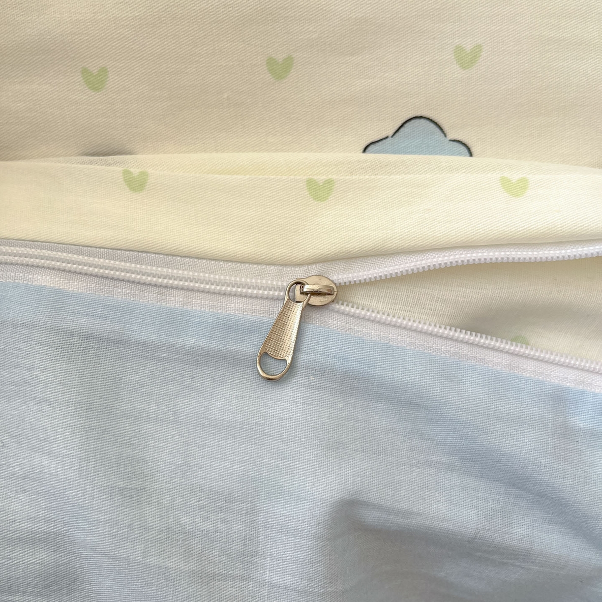 91家纺网 家纺一手货源 找家纺 睡美美家纺 2026新款全棉纯棉斜纹印花喷气小清新四季款学生三件套四件套 贪睡猫