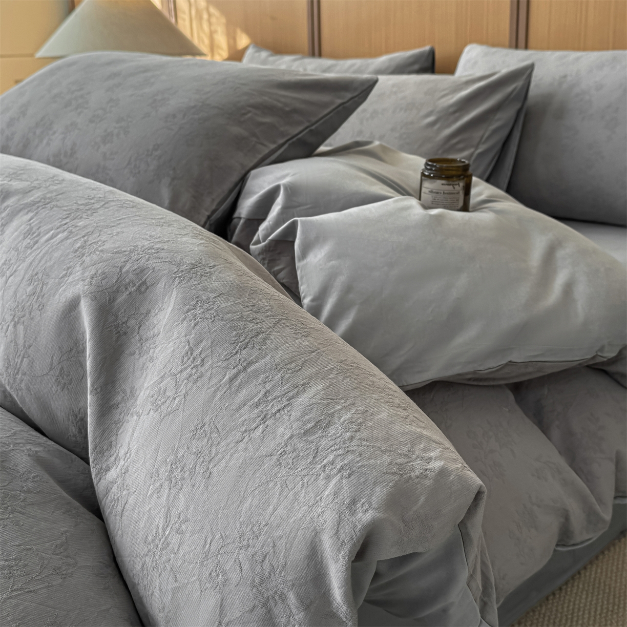 91家纺网 家纺一手货源 找家纺 灰鲸 2026新款全棉纯棉三层纱色织提花四件套 花影-雾灰