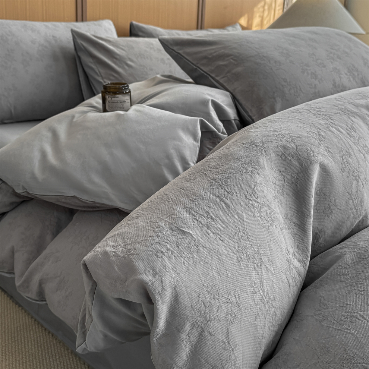 91家纺网 家纺一手货源 找家纺 灰鲸 2026新款全棉纯棉三层纱色织提花四件套 花影-雾灰