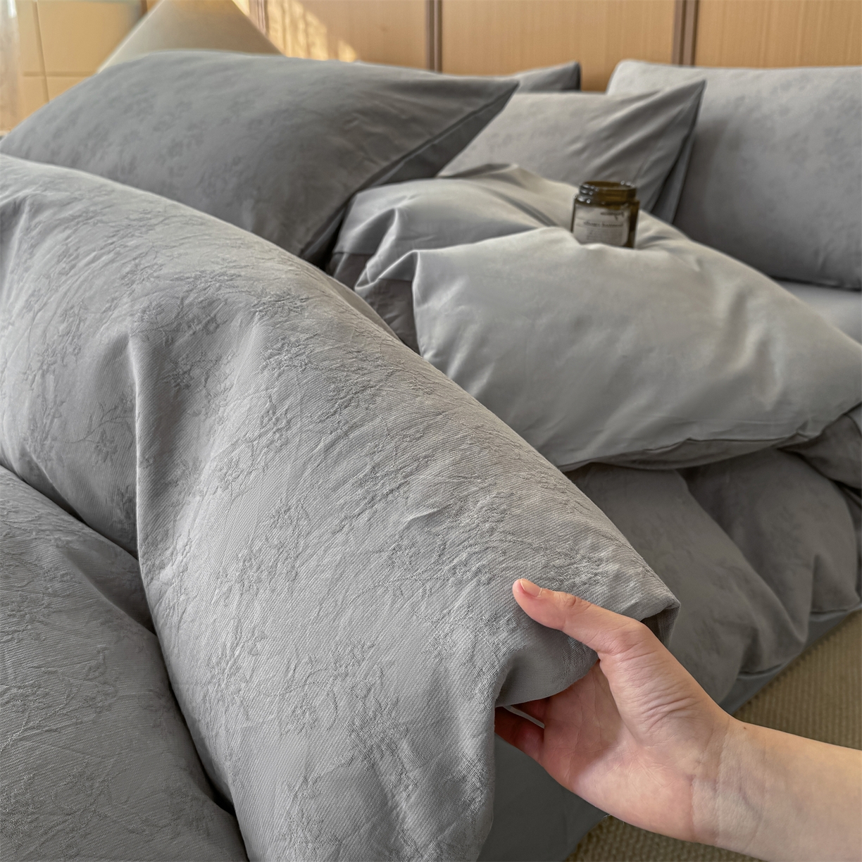 91家纺网 家纺一手货源 找家纺 灰鲸 2026新款全棉纯棉三层纱色织提花四件套 花影-雾灰