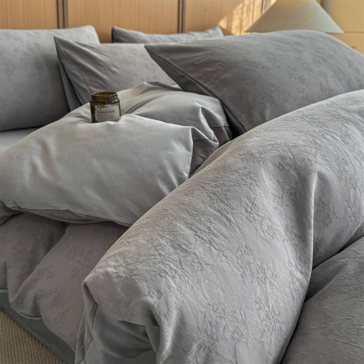 91家纺网 家纺一手货源 找家纺 灰鲸 2026新款全棉纯棉三层纱色织提花四件套 花影-雾灰