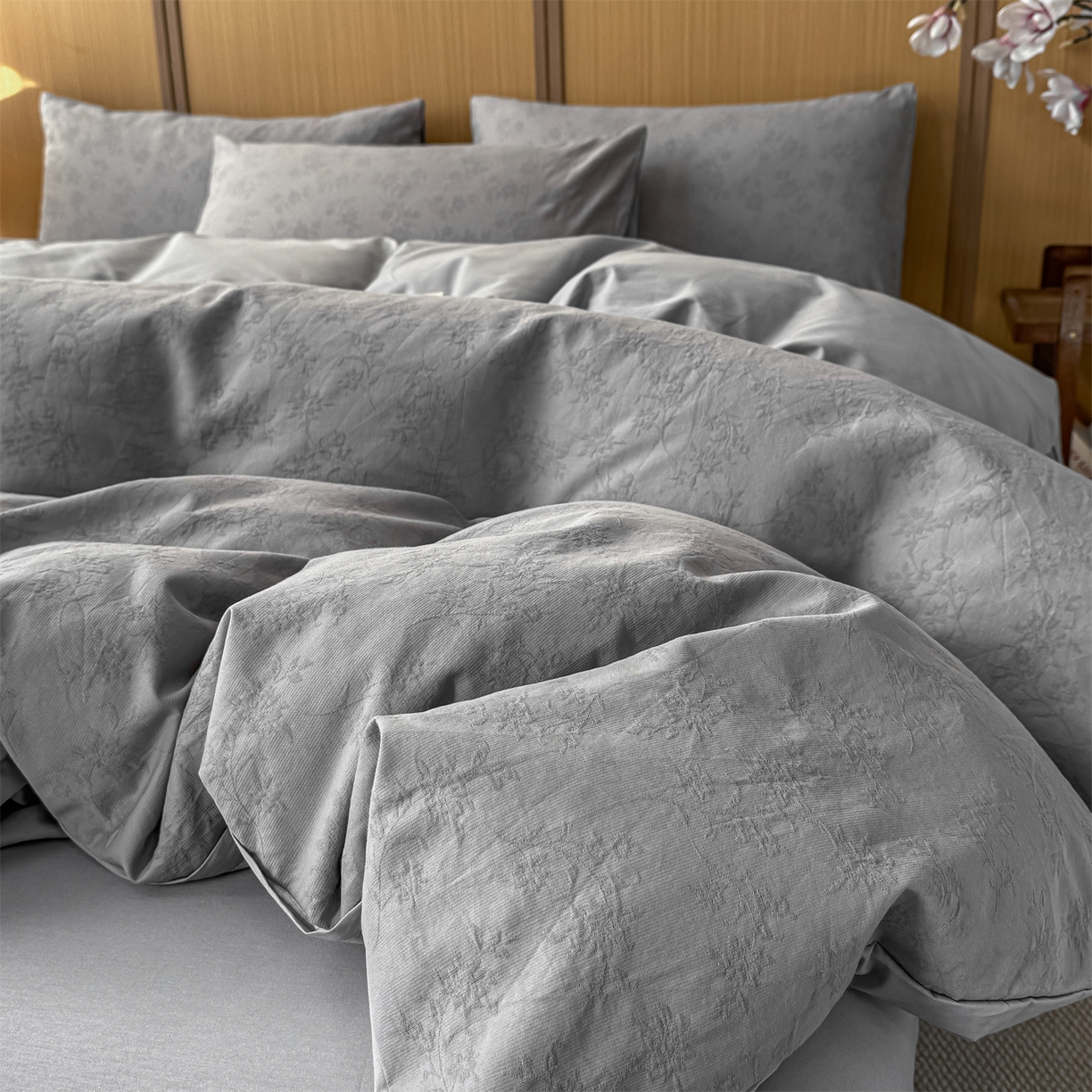 91家纺网 家纺一手货源 找家纺 灰鲸 2026新款全棉纯棉三层纱色织提花四件套 花影-雾灰