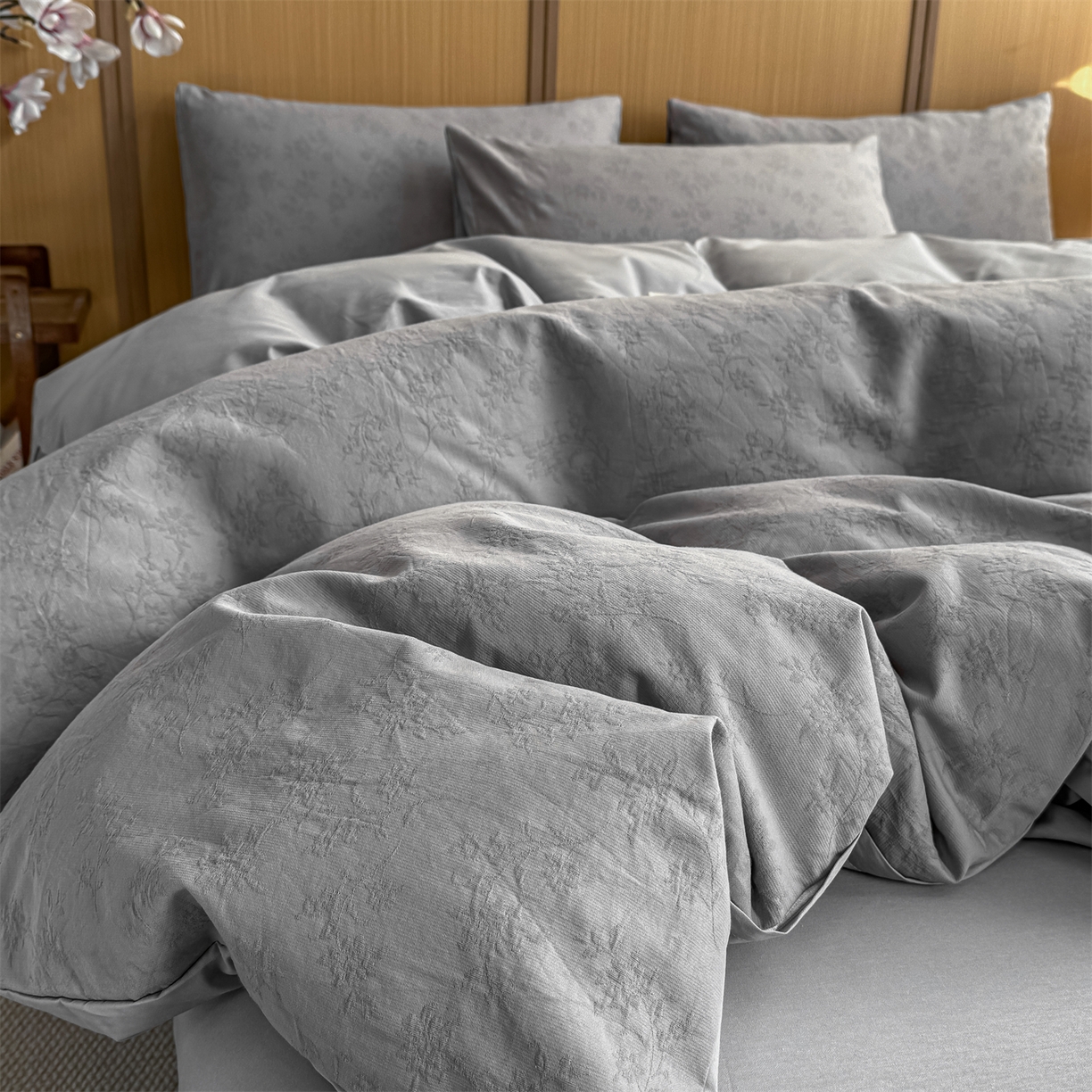 91家纺网 家纺一手货源 找家纺 灰鲸 2026新款全棉纯棉三层纱色织提花四件套 花影-雾灰