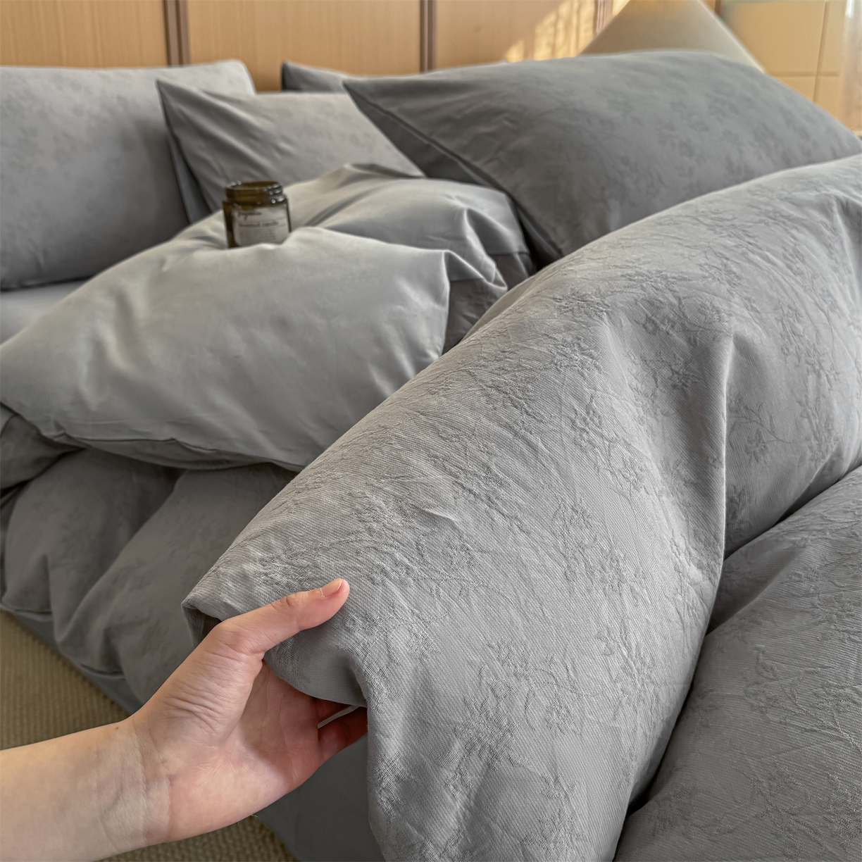 91家纺网 家纺一手货源 找家纺 灰鲸 2026新款全棉纯棉三层纱色织提花四件套 花影-雾灰