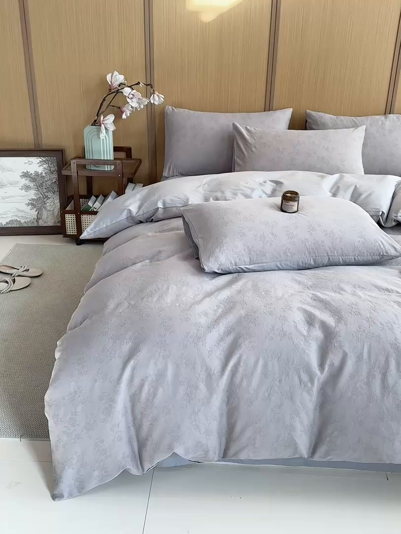 91家纺网 家纺一手货源 找家纺 灰鲸 2026新款全棉纯棉三层纱色织提花四件套 花影-雾灰