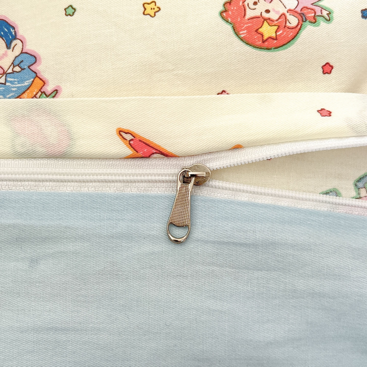 91家纺网 家纺一手货源 找家纺 睡美美家纺 2026新款全棉纯棉斜纹印花喷气小清新四季款学生三件套四件套 童年回忆-米