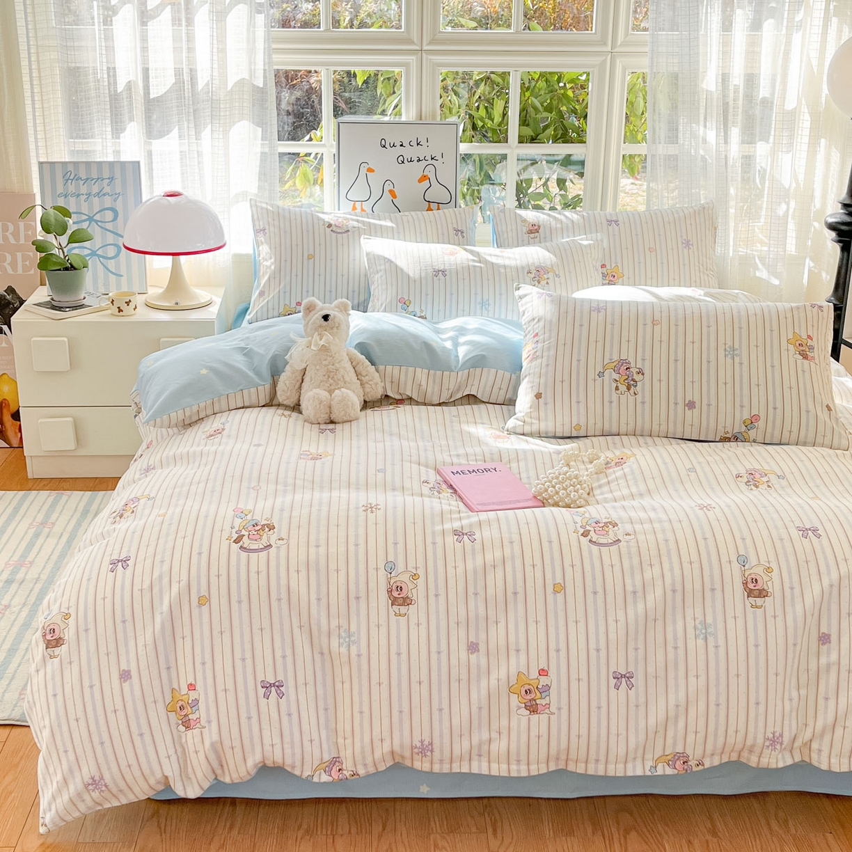 91家纺网 家纺一手货源 找家纺 睡美美家纺 2026新款全棉纯棉斜纹印花喷气小清新四季款学生三件套四件套 小精灵