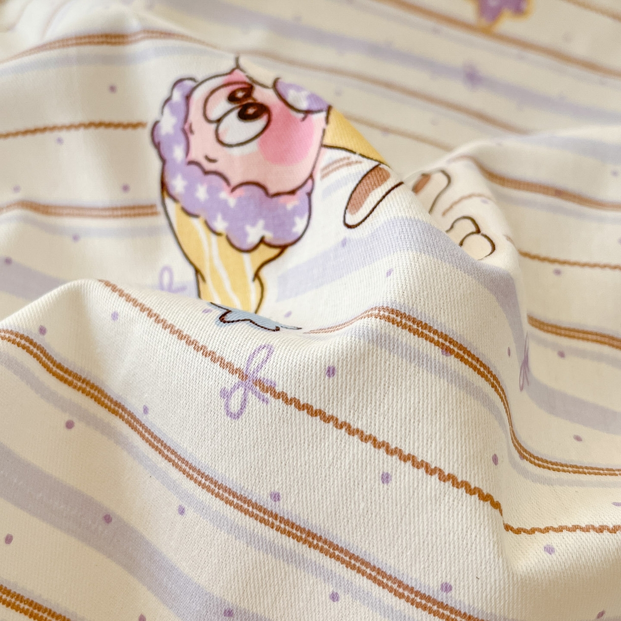 91家纺网 家纺一手货源 找家纺 睡美美家纺 2026新款全棉纯棉斜纹印花喷气小清新四季款学生三件套四件套 小精灵