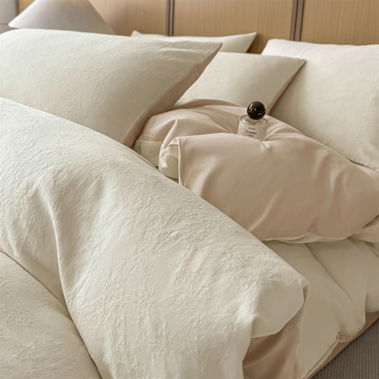 91家纺网 家纺一手货源 找家纺 灰鲸 2026新款全棉纯棉三层纱色织提花四件套 花影-杏仁奶霜