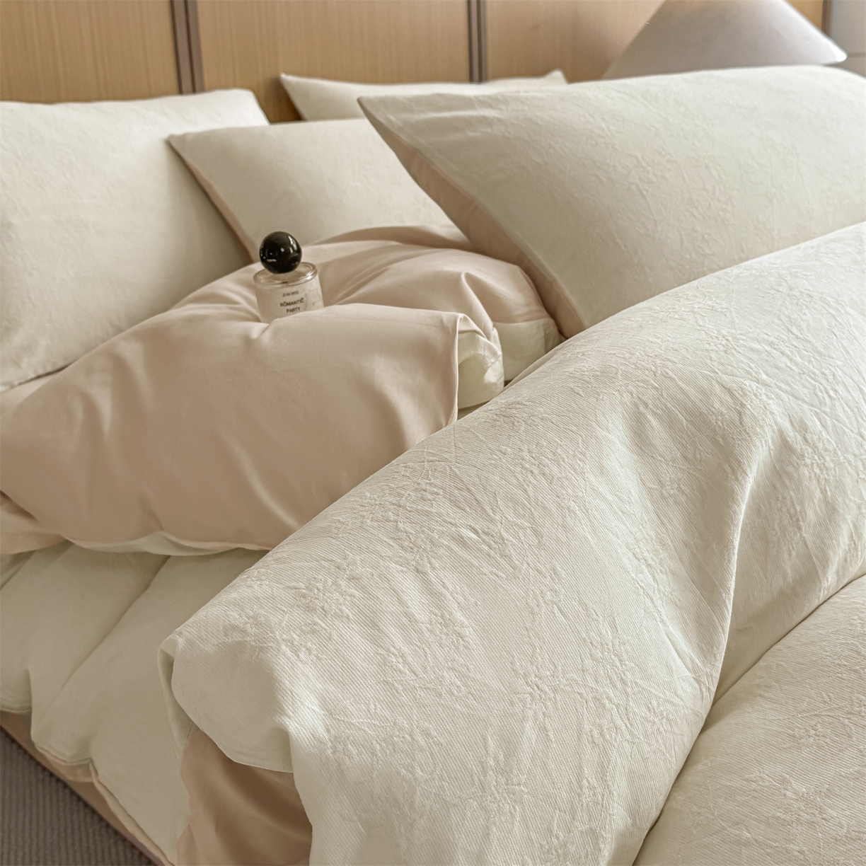 91家纺网 家纺一手货源 找家纺 灰鲸 2026新款全棉纯棉三层纱色织提花四件套 花影-杏仁奶霜