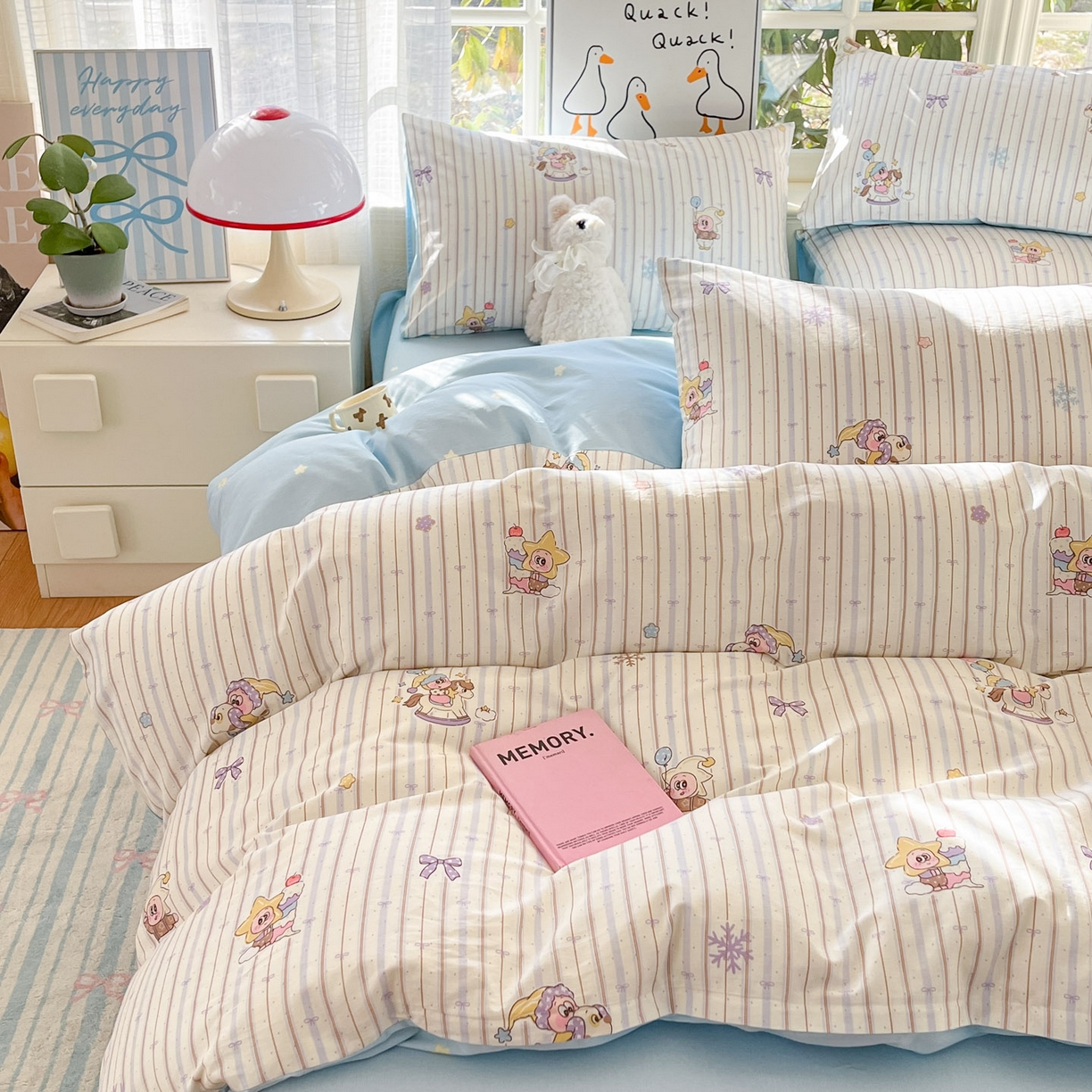 91家纺网 家纺一手货源 找家纺 睡美美家纺 2026新款全棉纯棉斜纹印花喷气小清新四季款学生三件套四件套 小精灵