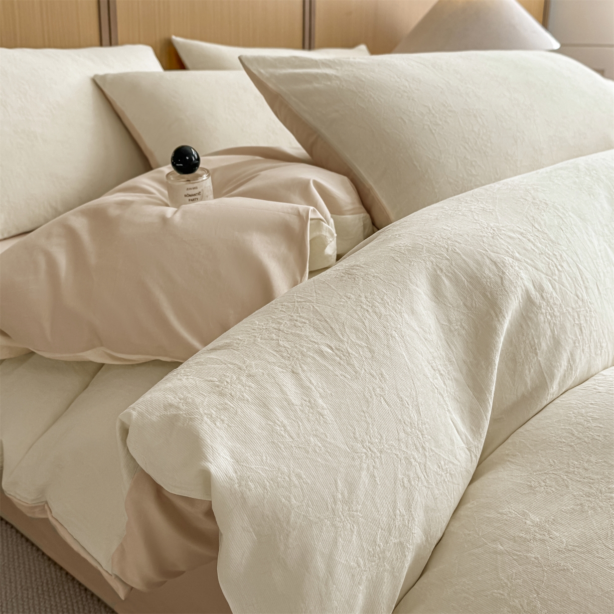 91家纺网 家纺一手货源 找家纺 灰鲸 2026新款全棉纯棉三层纱色织提花四件套 花影-杏仁奶霜