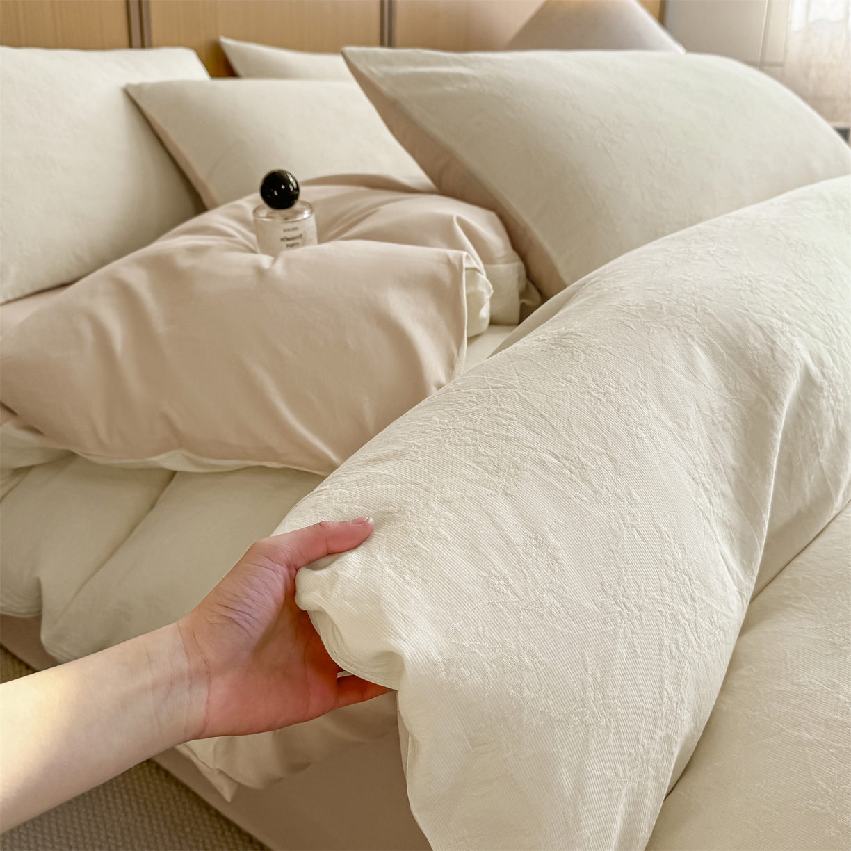 91家纺网 家纺一手货源 找家纺 灰鲸 2026新款全棉纯棉三层纱色织提花四件套 花影-杏仁奶霜