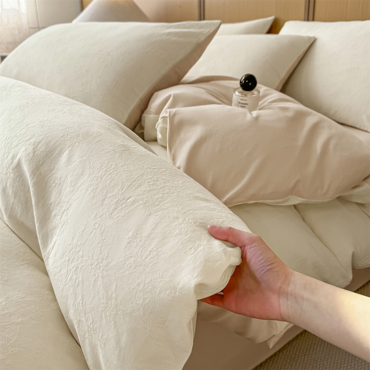 91家纺网 家纺一手货源 找家纺 灰鲸 2026新款全棉纯棉三层纱色织提花四件套 花影-杏仁奶霜