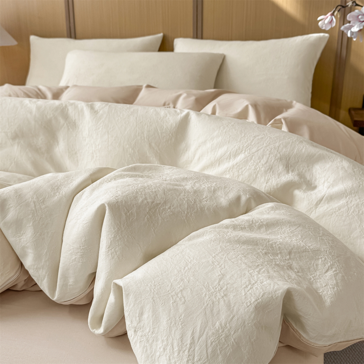 91家纺网 家纺一手货源 找家纺 灰鲸 2026新款全棉纯棉三层纱色织提花四件套 花影-杏仁奶霜