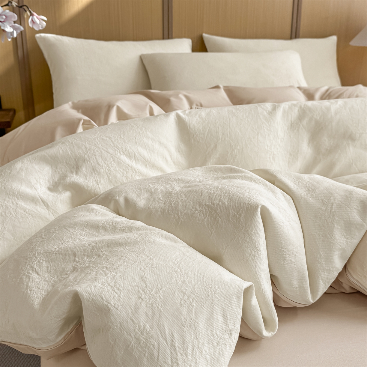 91家纺网 家纺一手货源 找家纺 灰鲸 2026新款全棉纯棉三层纱色织提花四件套 花影-杏仁奶霜