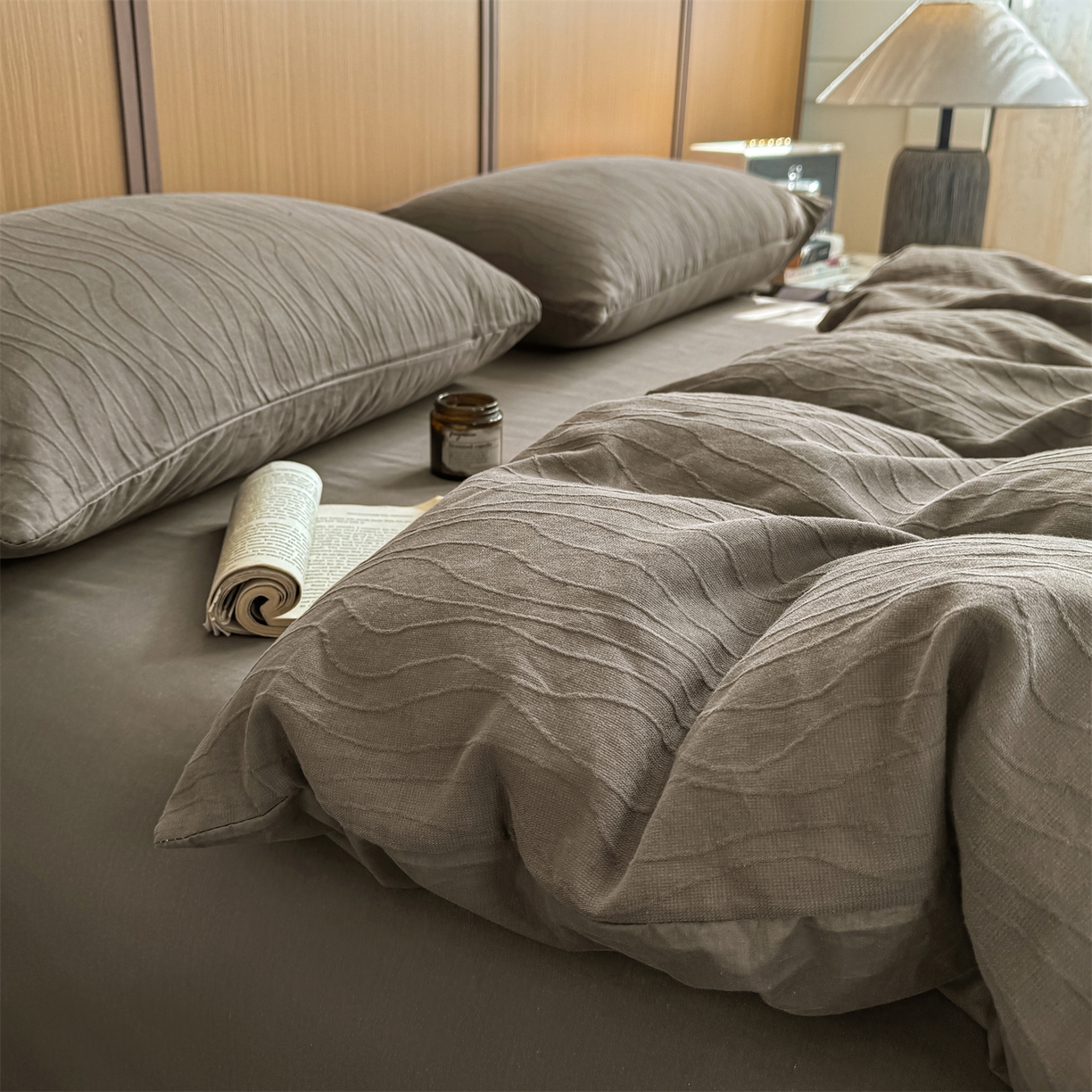 91家纺网 家纺一手货源 找家纺 灰鲸 2026新款全棉纯棉三层纱色织提花四件套 浅忆-摩卡