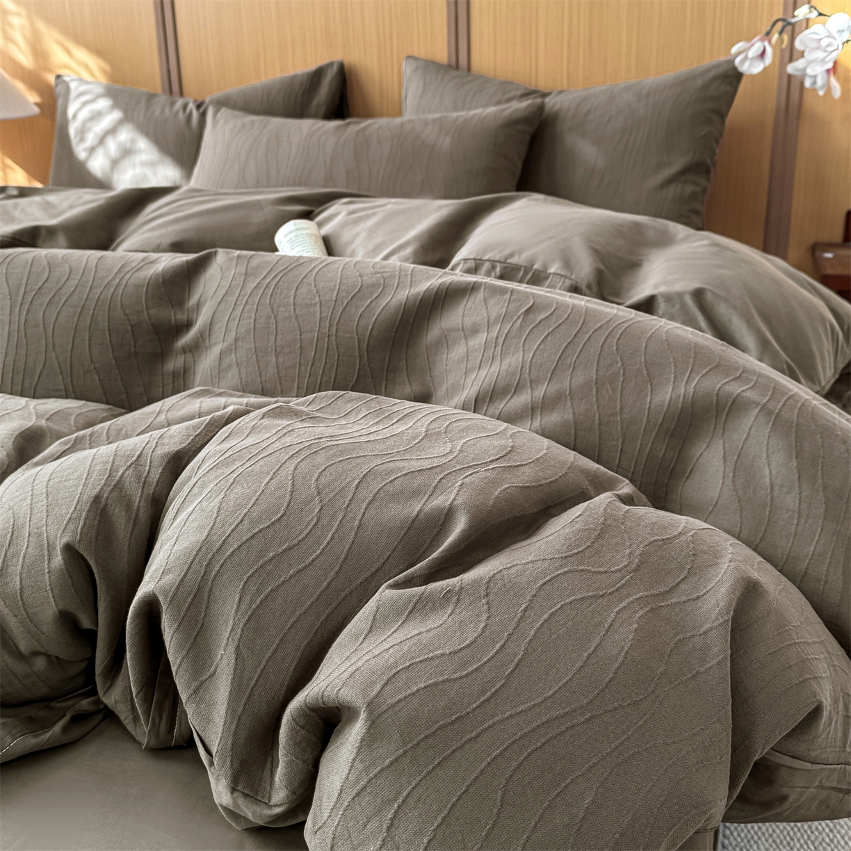 91家纺网 家纺一手货源 找家纺 灰鲸 2026新款全棉纯棉三层纱色织提花四件套 浅忆-摩卡