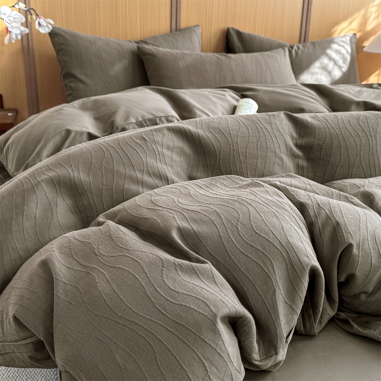 91家纺网 家纺一手货源 找家纺 灰鲸 2026新款全棉纯棉三层纱色织提花四件套 浅忆-摩卡