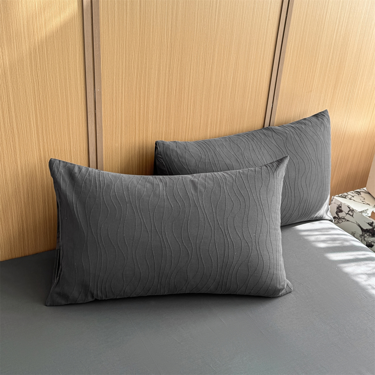 91家纺网 家纺一手货源 找家纺 灰鲸 2026新款全棉纯棉三层纱色织提花四件套 浅忆-素墨