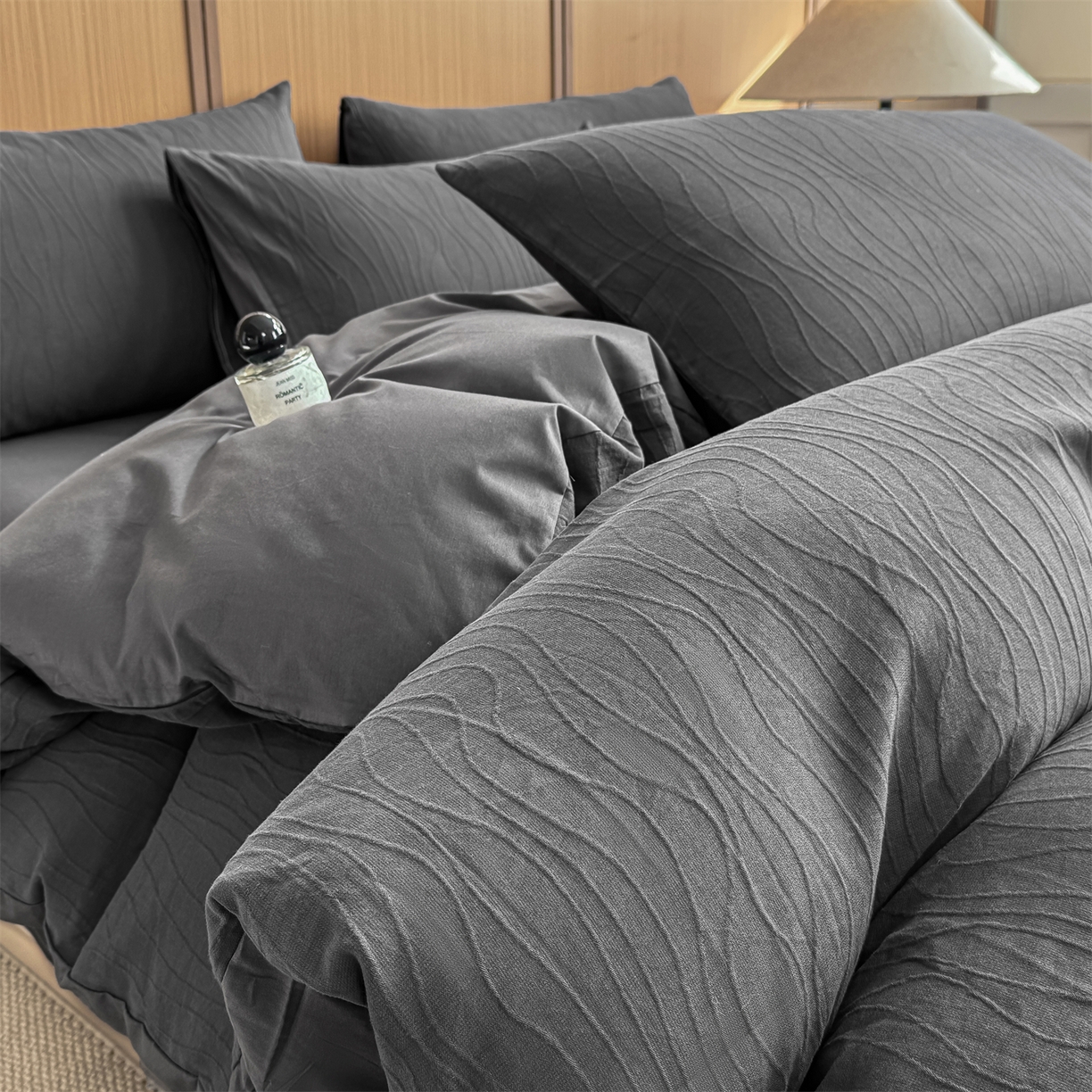 91家纺网 家纺一手货源 找家纺 灰鲸 2026新款全棉纯棉三层纱色织提花四件套 浅忆-素墨