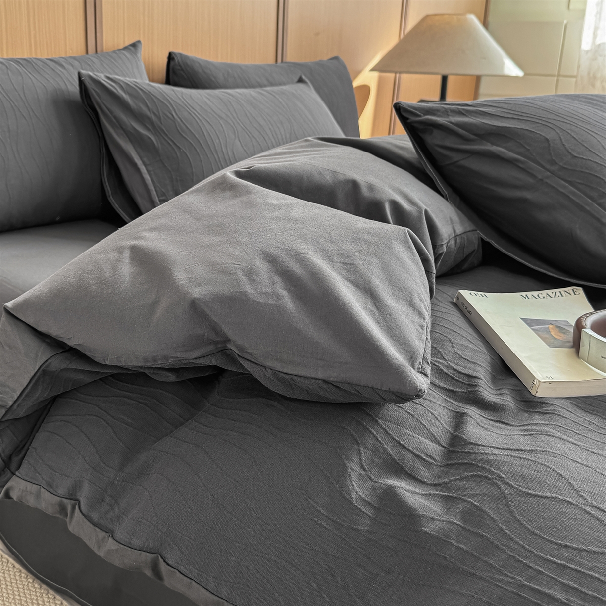 91家纺网 家纺一手货源 找家纺 灰鲸 2026新款全棉纯棉三层纱色织提花四件套 浅忆-素墨