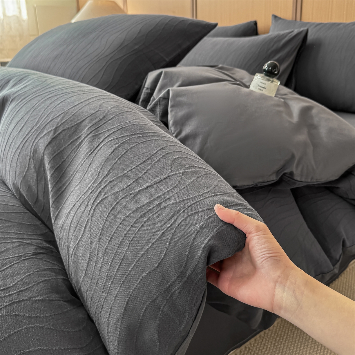 91家纺网 家纺一手货源 找家纺 灰鲸 2026新款全棉纯棉三层纱色织提花四件套 浅忆-素墨