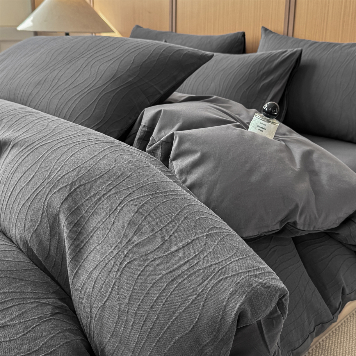 91家纺网 家纺一手货源 找家纺 灰鲸 2026新款全棉纯棉三层纱色织提花四件套 浅忆-素墨