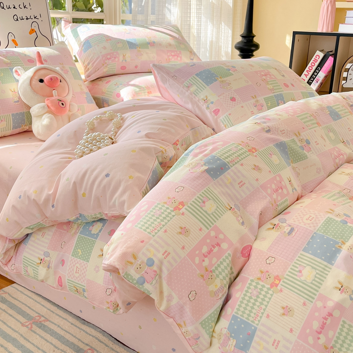 91家纺网 家纺一手货源 找家纺 睡美美家纺 2026新款全棉纯棉斜纹印花喷气小清新四季款学生三件套四件套 幸运宝贝