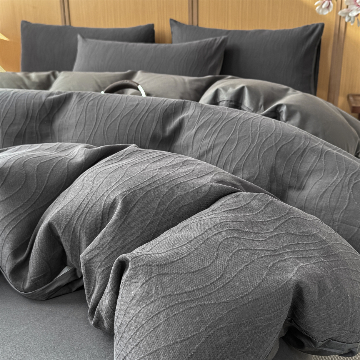 91家纺网 家纺一手货源 找家纺 灰鲸 2026新款全棉纯棉三层纱色织提花四件套 浅忆-素墨