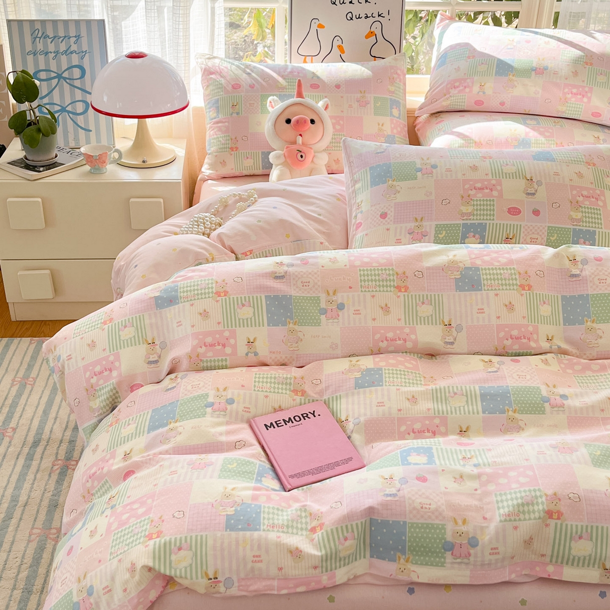 91家纺网 家纺一手货源 找家纺 睡美美家纺 2026新款全棉纯棉斜纹印花喷气小清新四季款学生三件套四件套 幸运宝贝