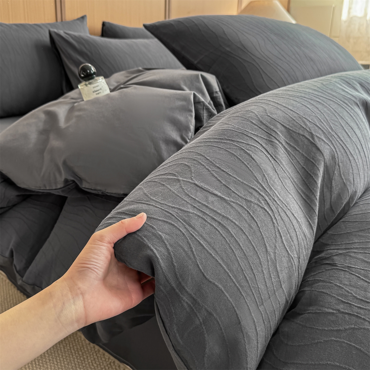 91家纺网 家纺一手货源 找家纺 灰鲸 2026新款全棉纯棉三层纱色织提花四件套 浅忆-素墨