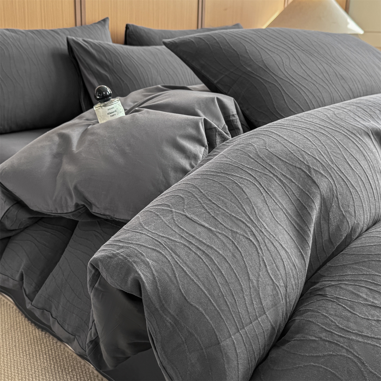 91家纺网 家纺一手货源 找家纺 灰鲸 2026新款全棉纯棉三层纱色织提花四件套 浅忆-素墨