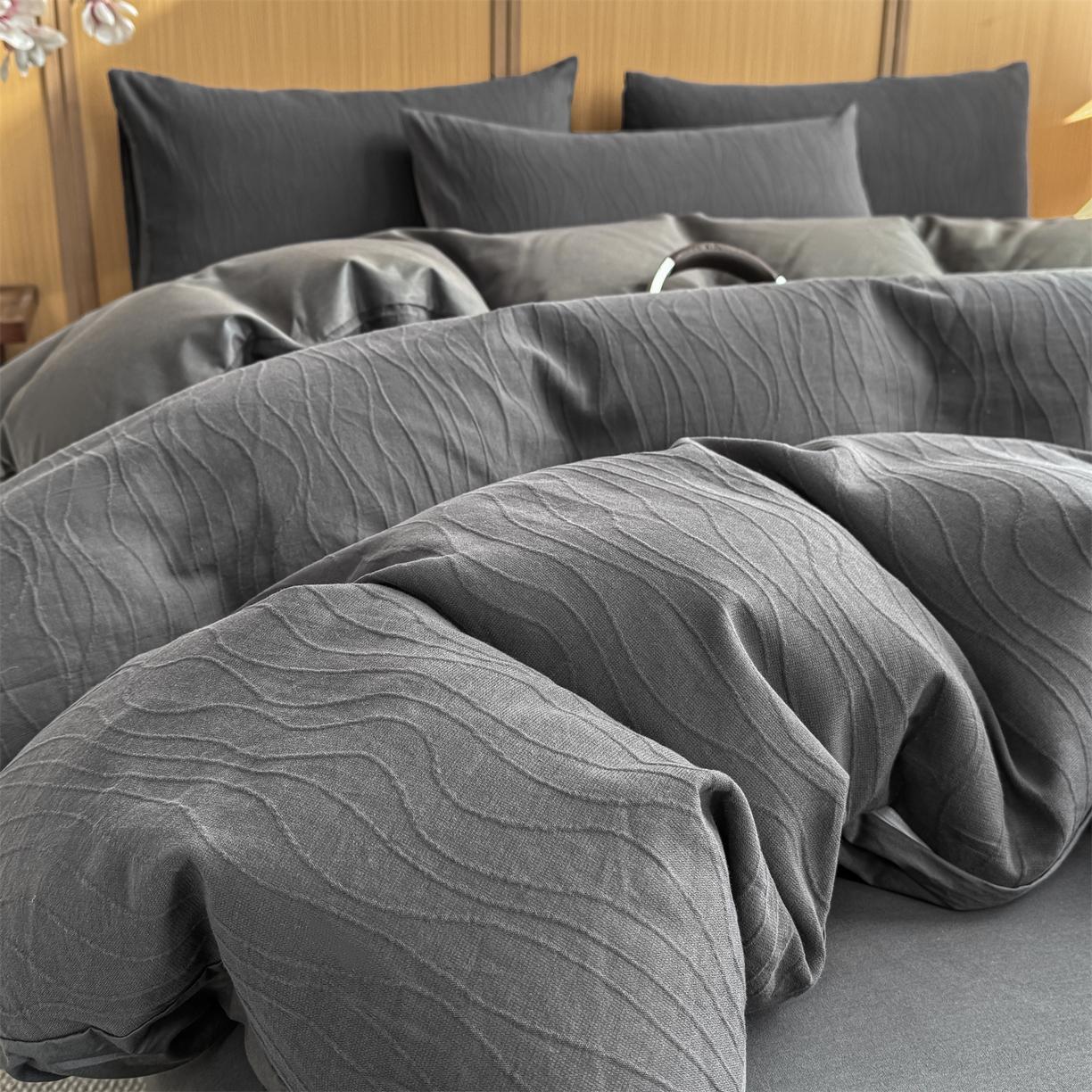 91家纺网 家纺一手货源 找家纺 灰鲸 2026新款全棉纯棉三层纱色织提花四件套 浅忆-素墨