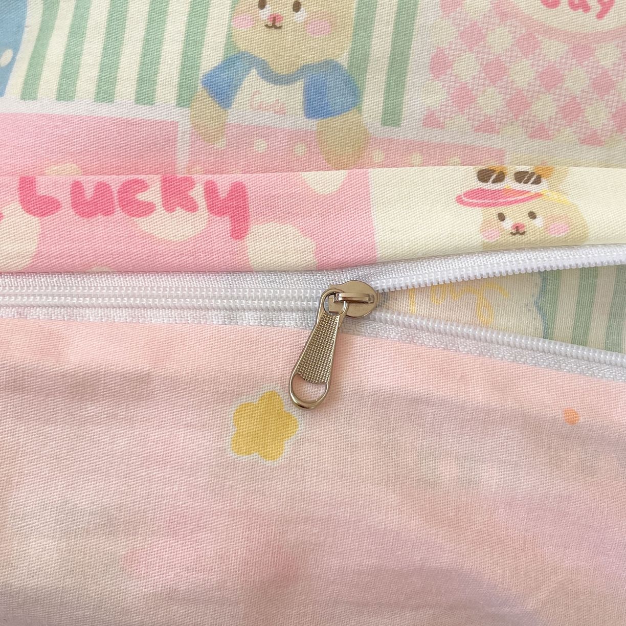 91家纺网 家纺一手货源 找家纺 睡美美家纺 2026新款全棉纯棉斜纹印花喷气小清新四季款学生三件套四件套 幸运宝贝