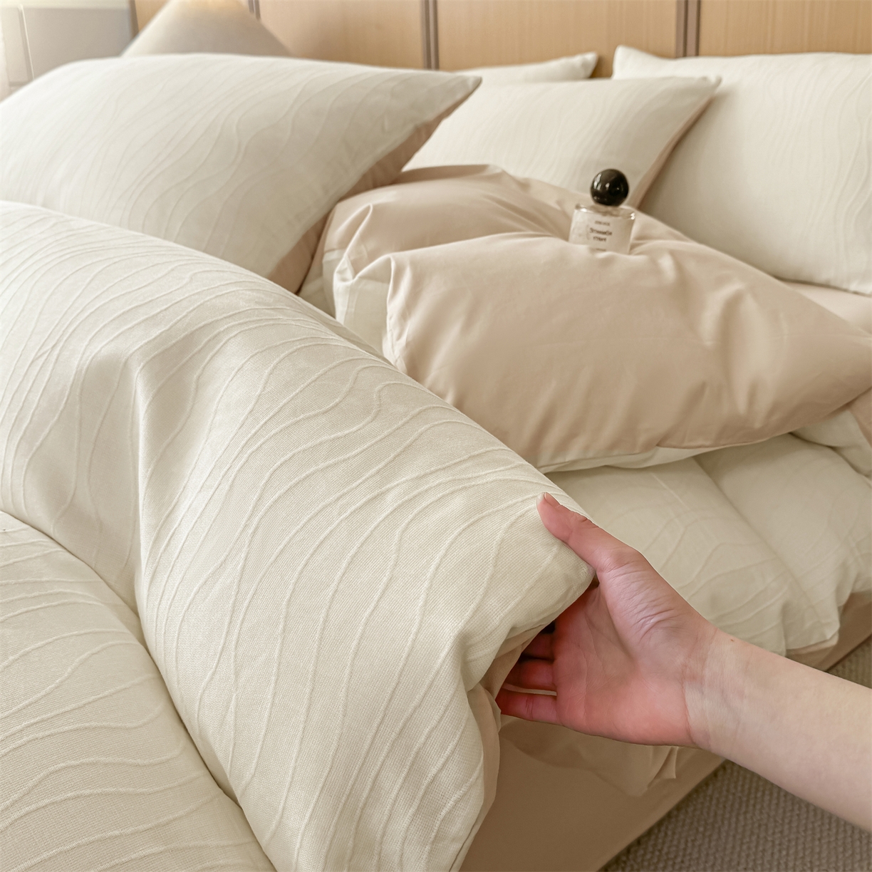 91家纺网 家纺一手货源 找家纺 灰鲸 2026新款全棉纯棉三层纱色织提花四件套 浅忆-杏仁奶霜